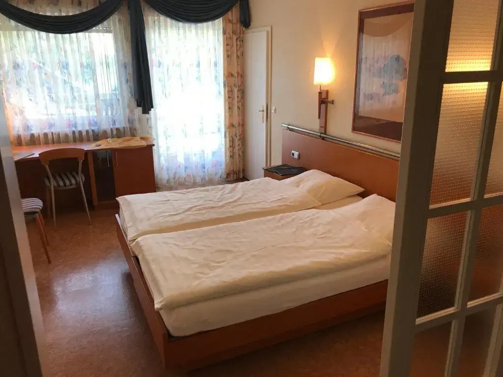 Deluxe Double room with balcony (full double bed)
