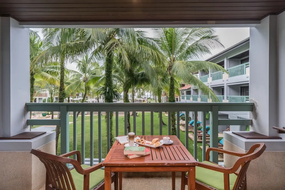 Номер Deluxe с балконом в The Briza Beach Resort Khaolak