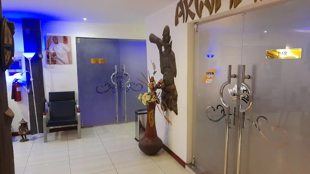 Lobby & Reception