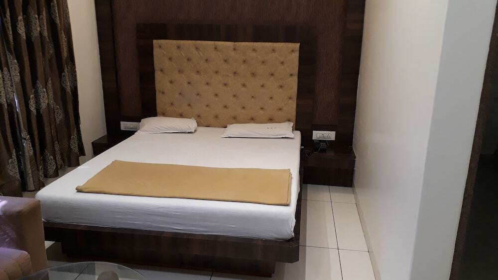 OYO Hotel Paris Residency Near Shree Siddhivinayak Temple by null