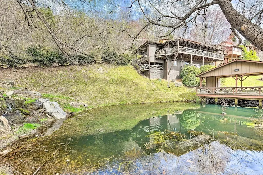 Best Location - Maggie Valley Cabin w/ Hot Tub!
