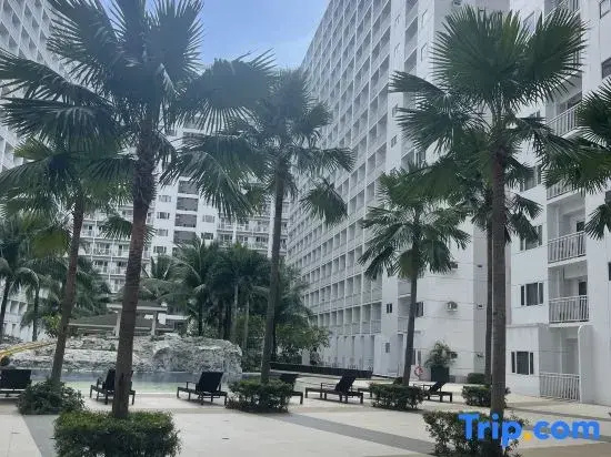 1BR Condo Unit with Balcony 15th Flr | Pool View near MOA