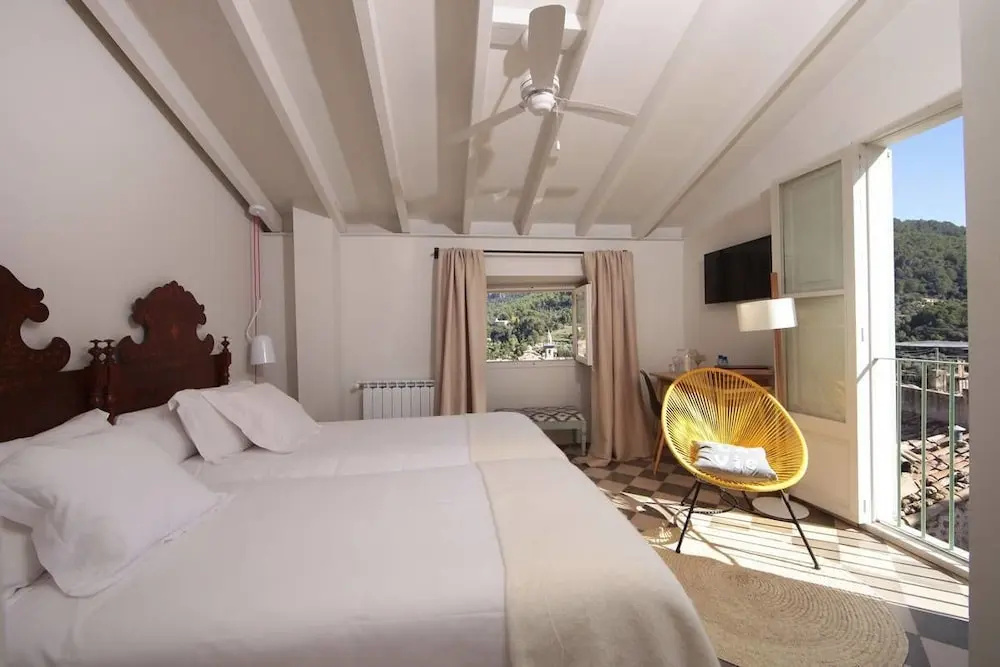 Standard Double room with mountain view (full double bed)