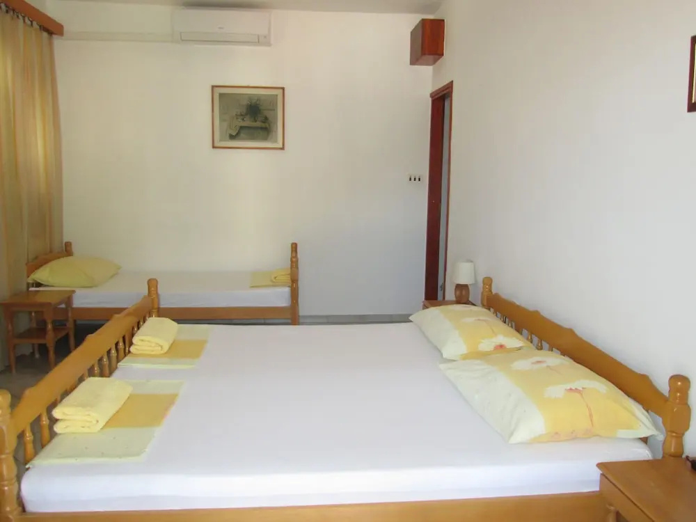 Standard Triple room with balcony and with partial sea view