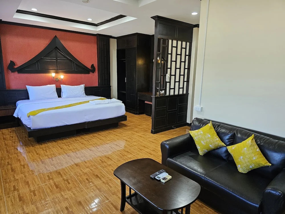 Deluxe Double room with city view (full double bed)