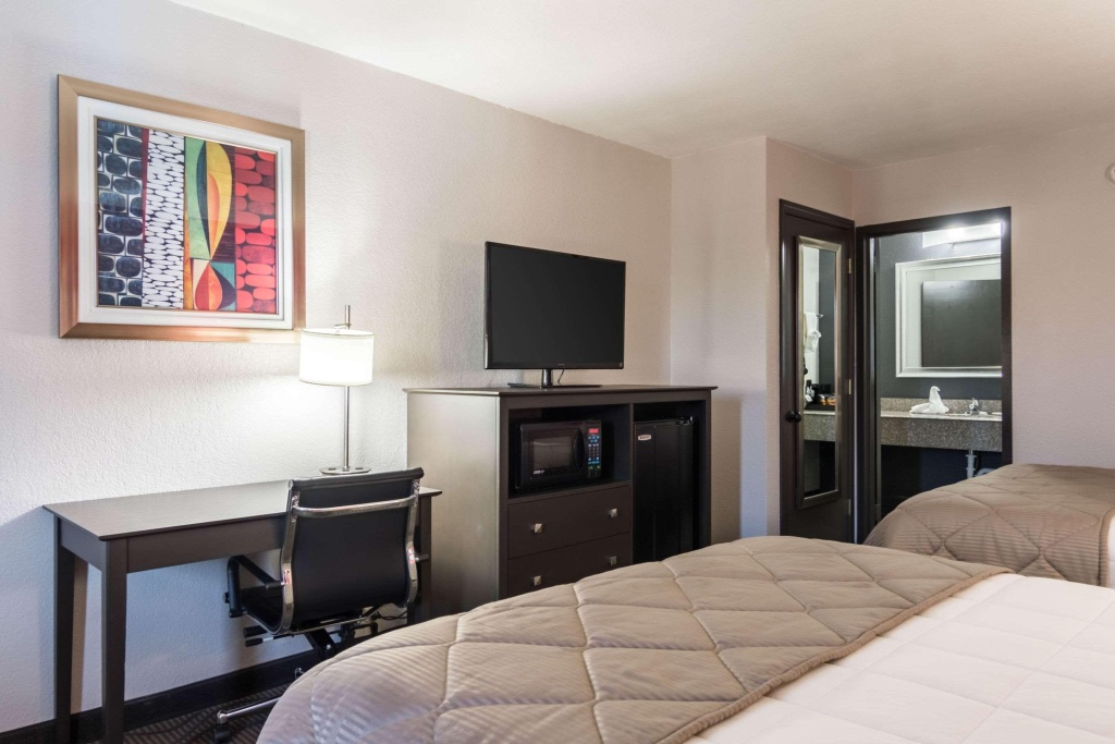 Clarion Inn & Suites Russellville I-40 — 4