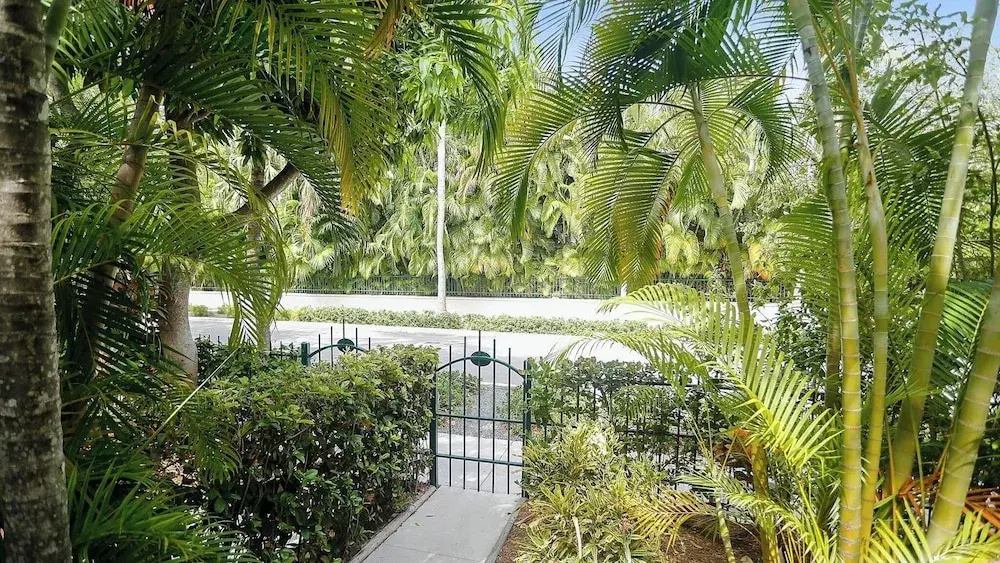 Key West Found by Avantstay Close to Shops w/ Patio & Shared Pool! Month Long Stays Only