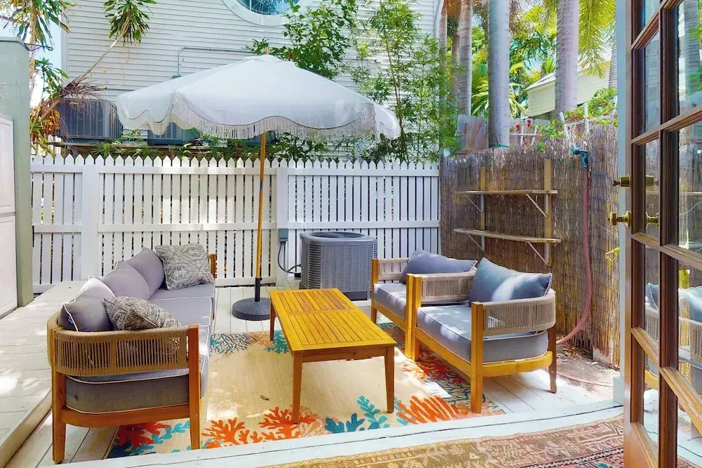 Steps to Duval St! Colorful Bahama Village Retreat