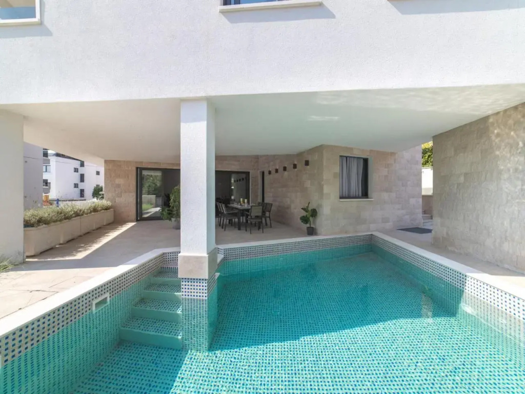 Luxury Villa Trogir 3 with private pool, jacuzzi and gym by the beach on Ciovo - Okrug Donji - фото 12