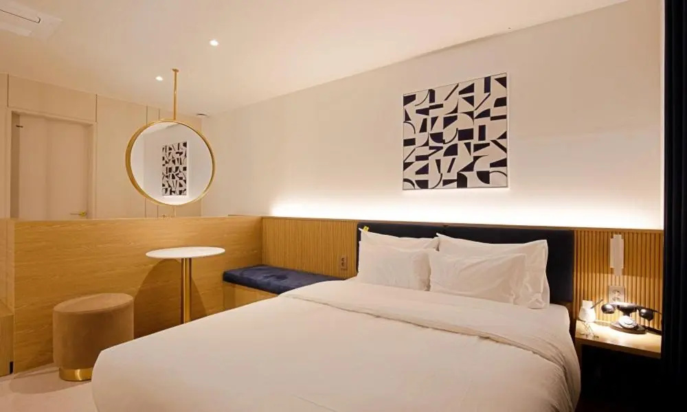 Deluxe Double room (full double bed)