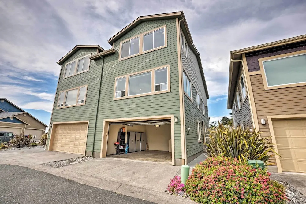 Gold Beach Townhome With Ocean Views & Sunroom!