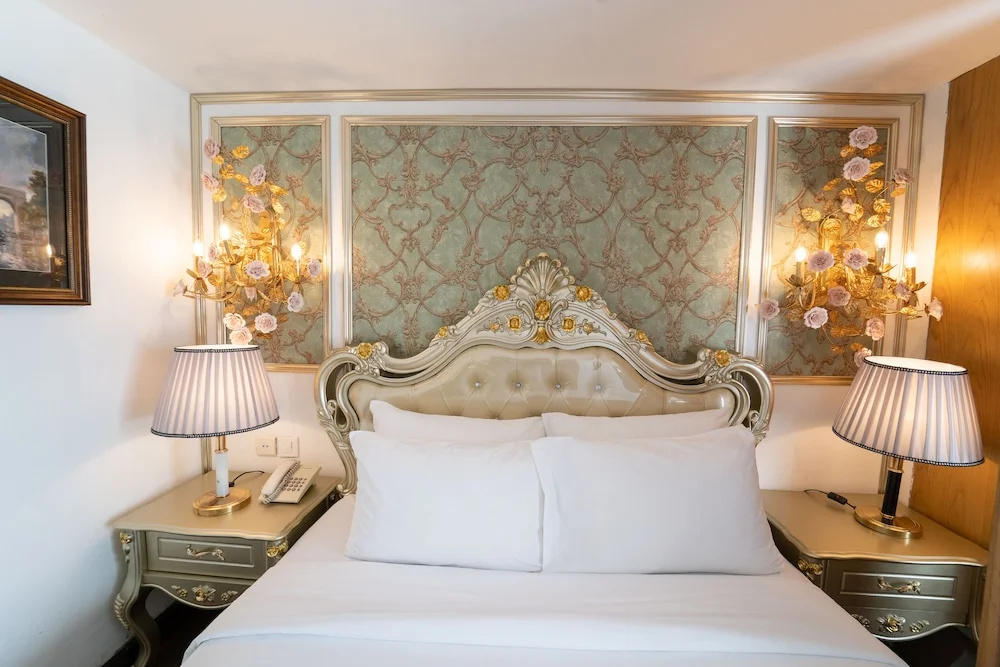 The White Hotel 8A Thai Van Lung - Chambres