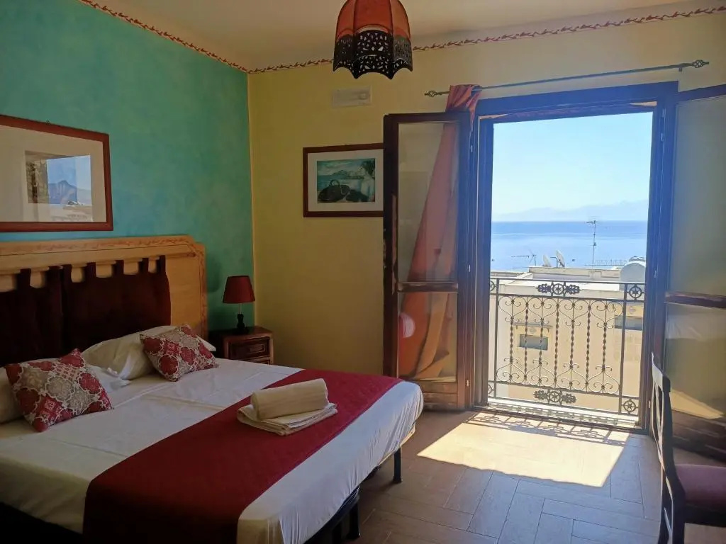 Deluxe Double room with sea view (full double bed)