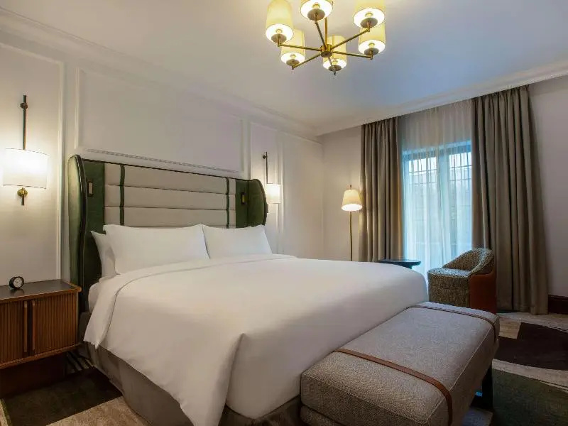 Deluxe Double room with lake view (full double bed)