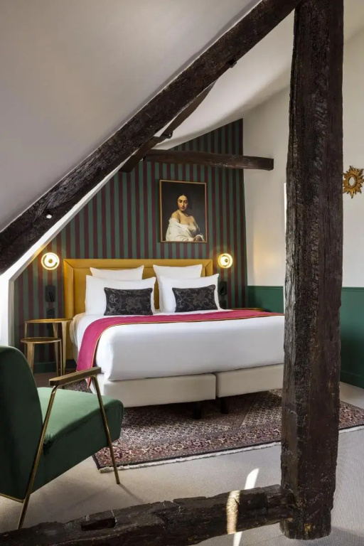 Deluxe Double room (full double bed)