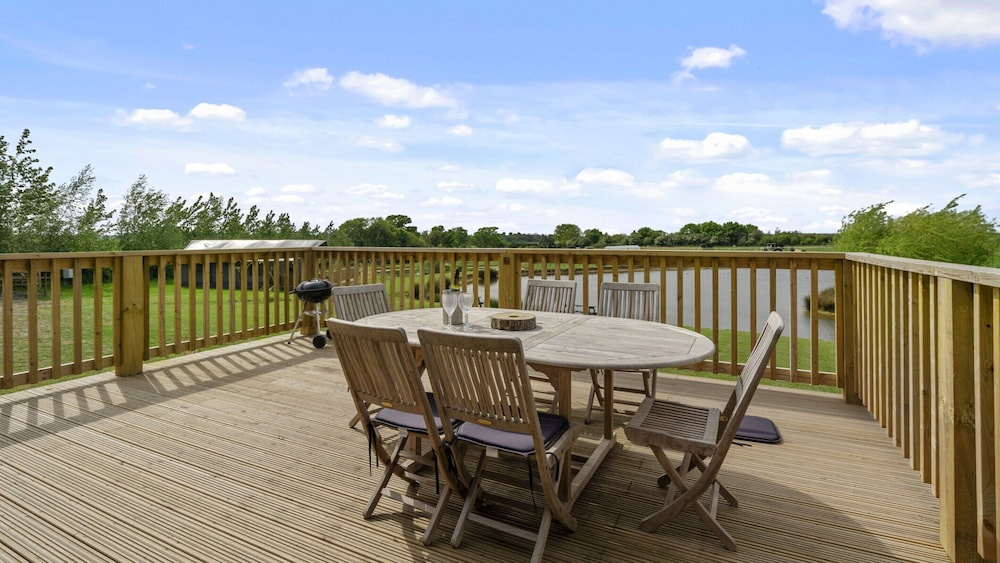 Chalet in Hertford With Lakeview Hot Tub