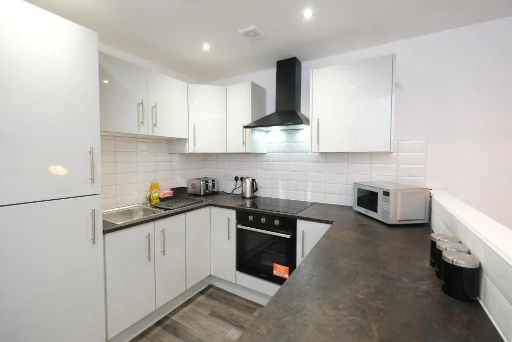 Air Host and Stay - Lewbry House Apartments, Liverpool, UK