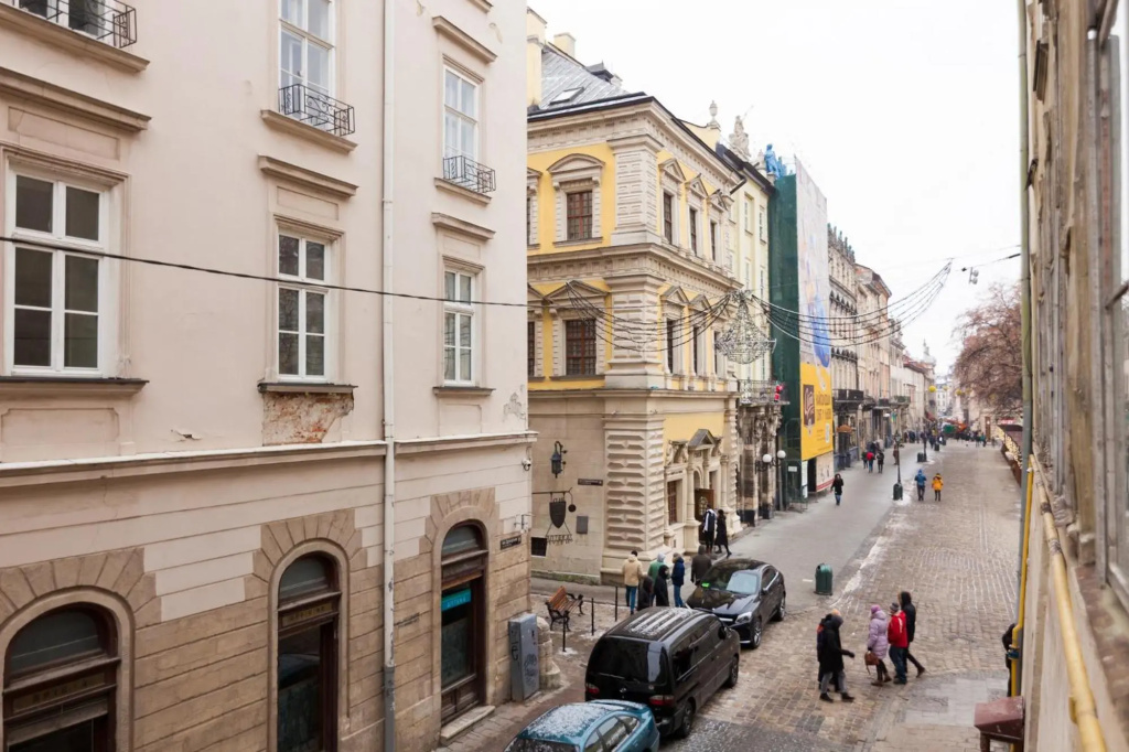 FRIENDS HOUSE on SQUARE RYNOK