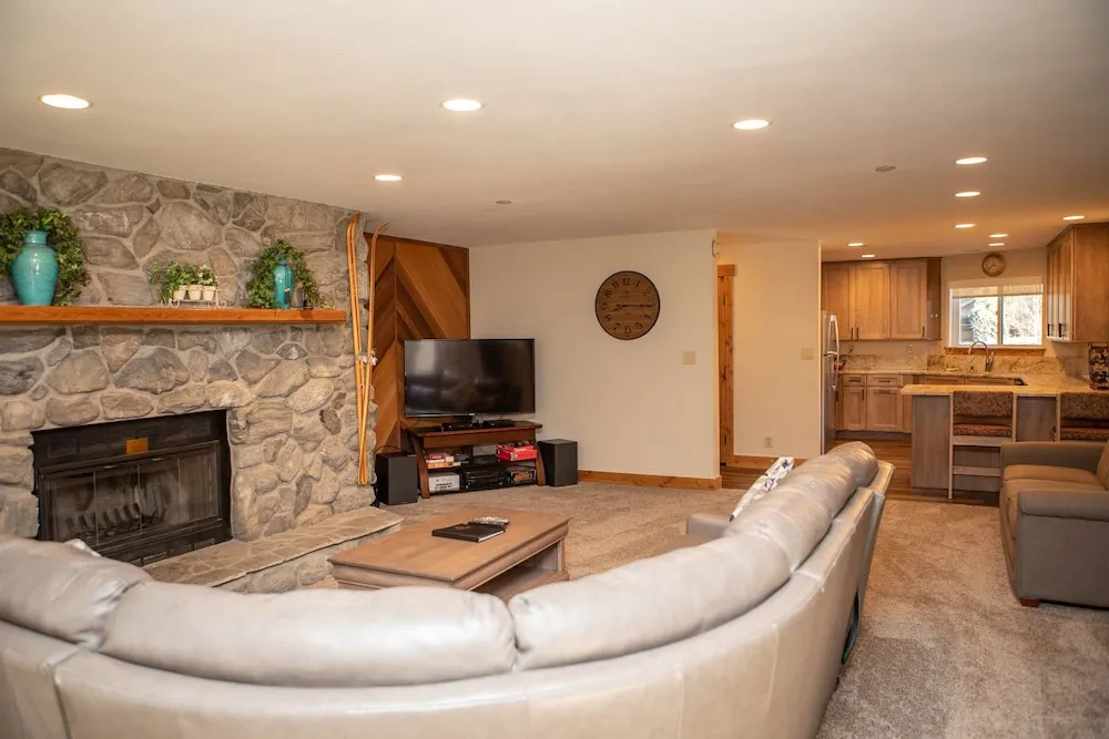 232 Cinnamon Ridge 3 Bedroom Condo by Redawning
