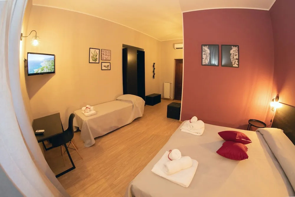 Standard Triple room with city view