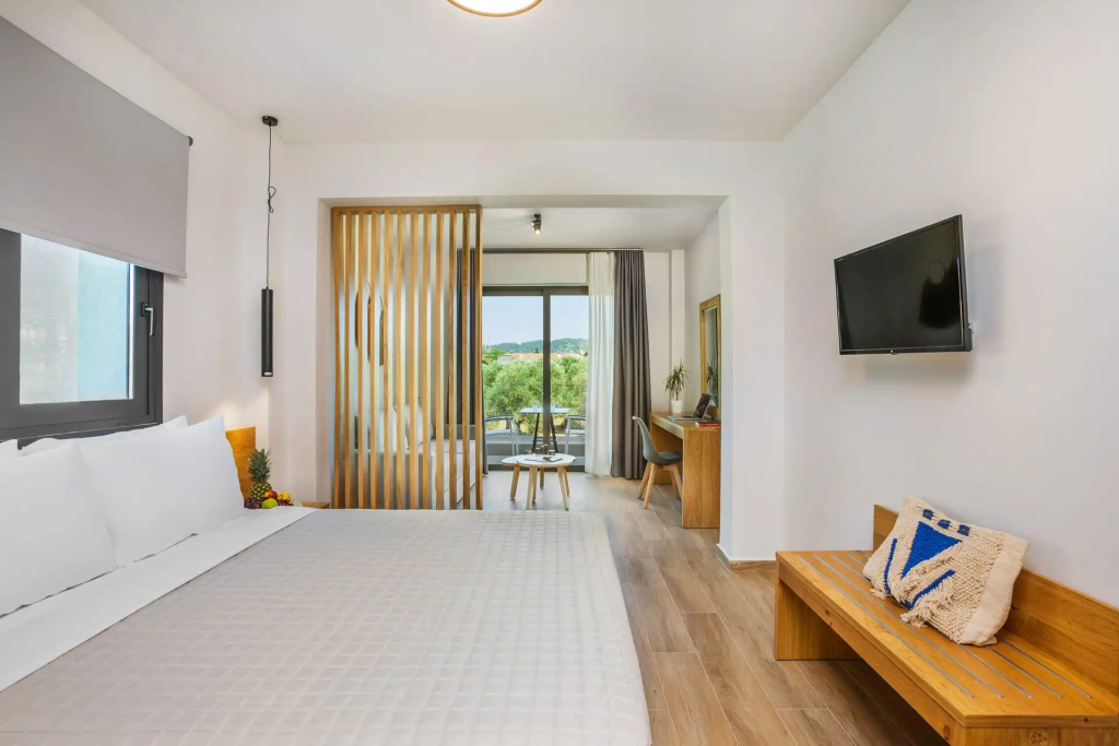 Standard Triple room with view