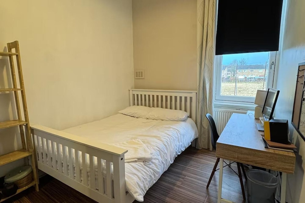 2 Bed Flat - Sleeps 4 - Parking - Wifi
