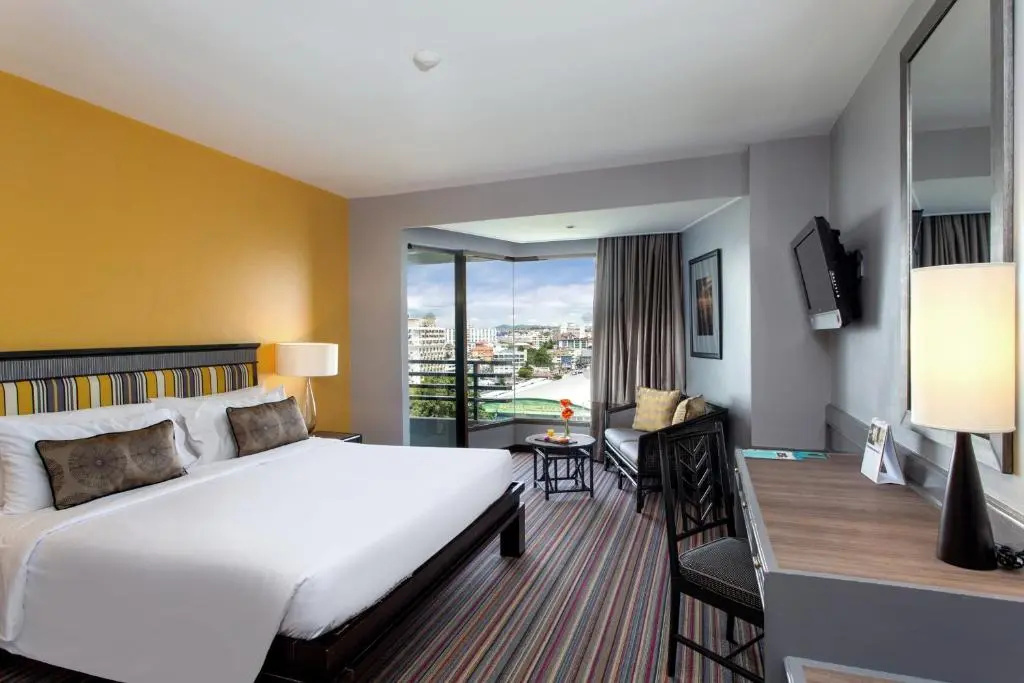Deluxe Double room with city view (full double bed)