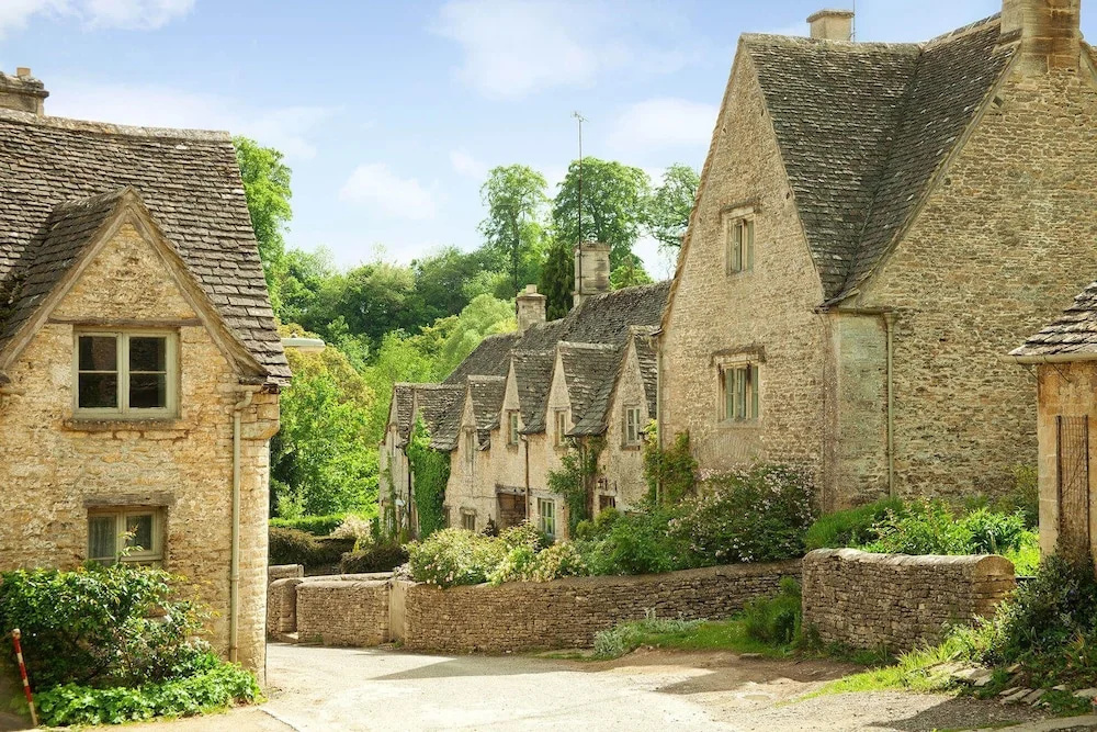 Stylish family-friendly lakeside retreat in the Cotswold Water Park