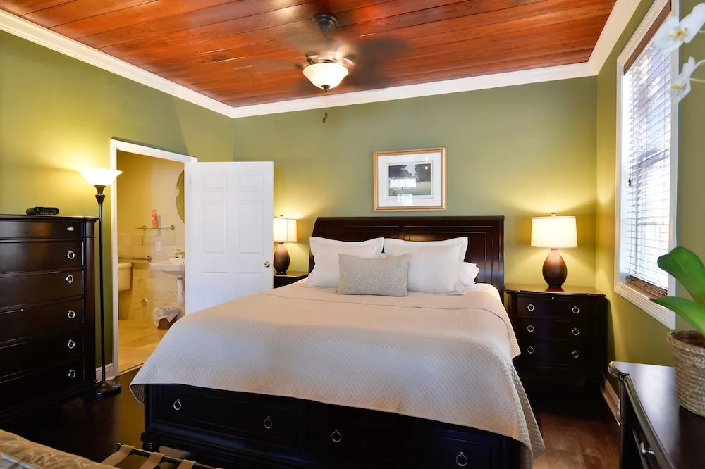 Double Suite (full double bed)