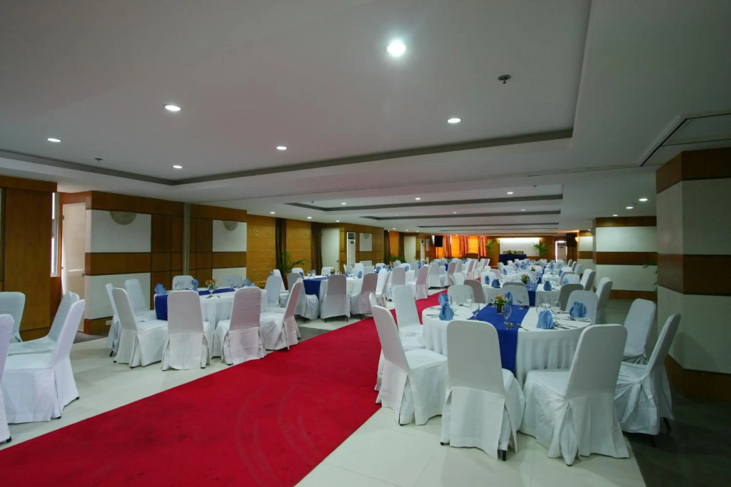Crown Regency Hotel and Towers - фото 15