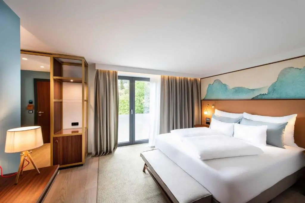 Deluxe Double room with balcony and with lake view (full double bed)