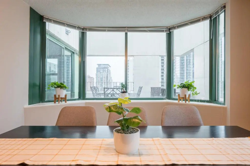 3BR 2BA Captivating Penthouse with Views Pool & Gym