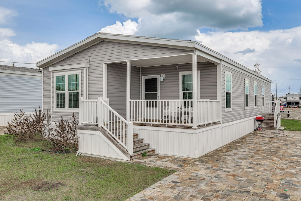 7 Mi to Disney: Family Home w/ Heated Pool Access