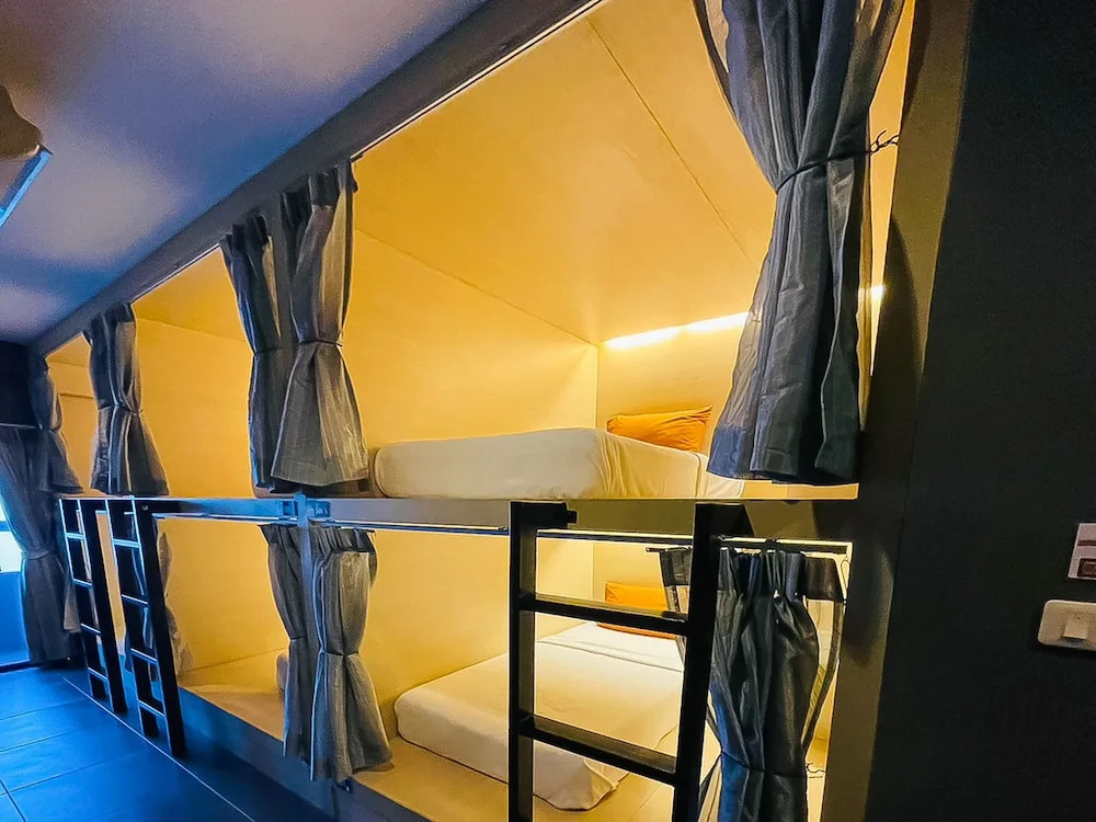 Кровать в общем номере в Rabbitel Phuket