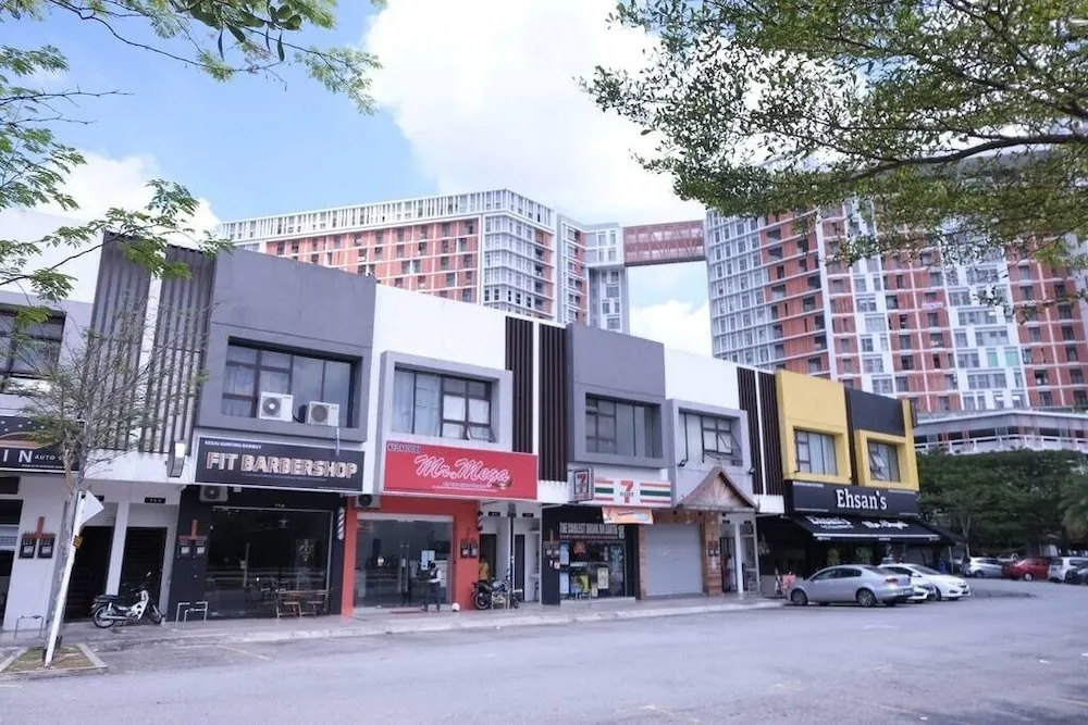 Suria Jelutong Studio by BeeStay