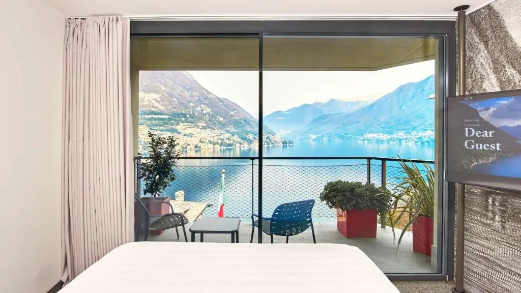 Deluxe Double room with lake view (full double bed)