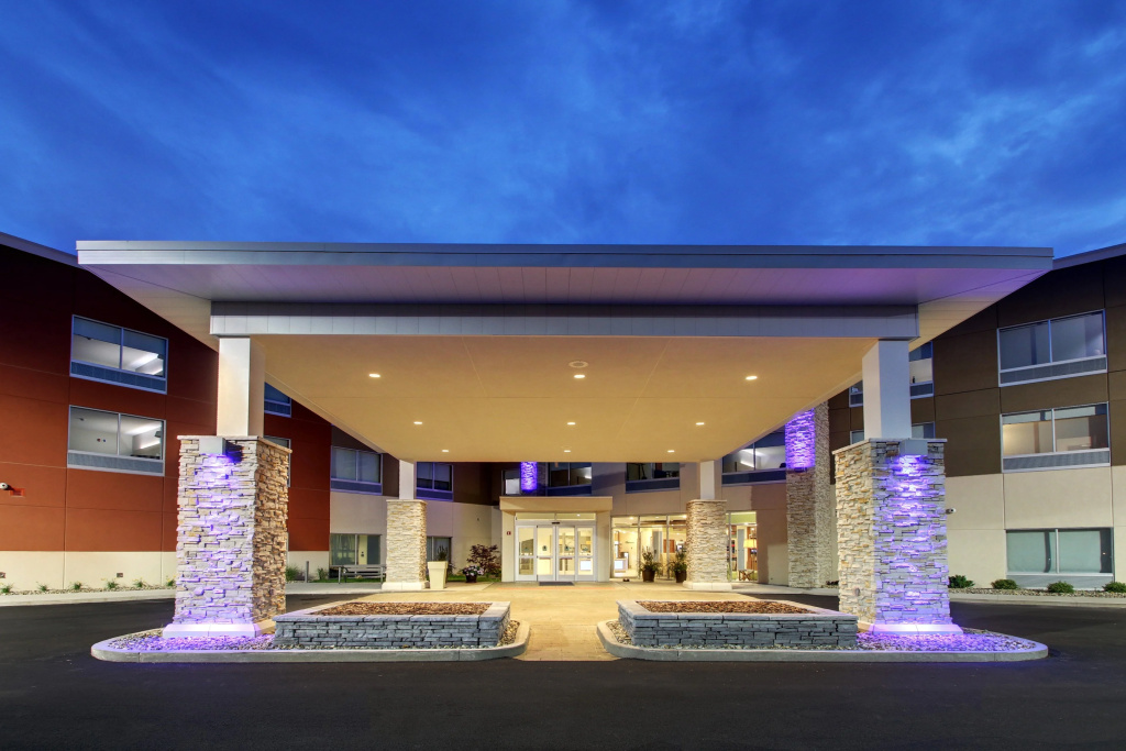 Holiday Inn Express & Suites Galesburg by IHG