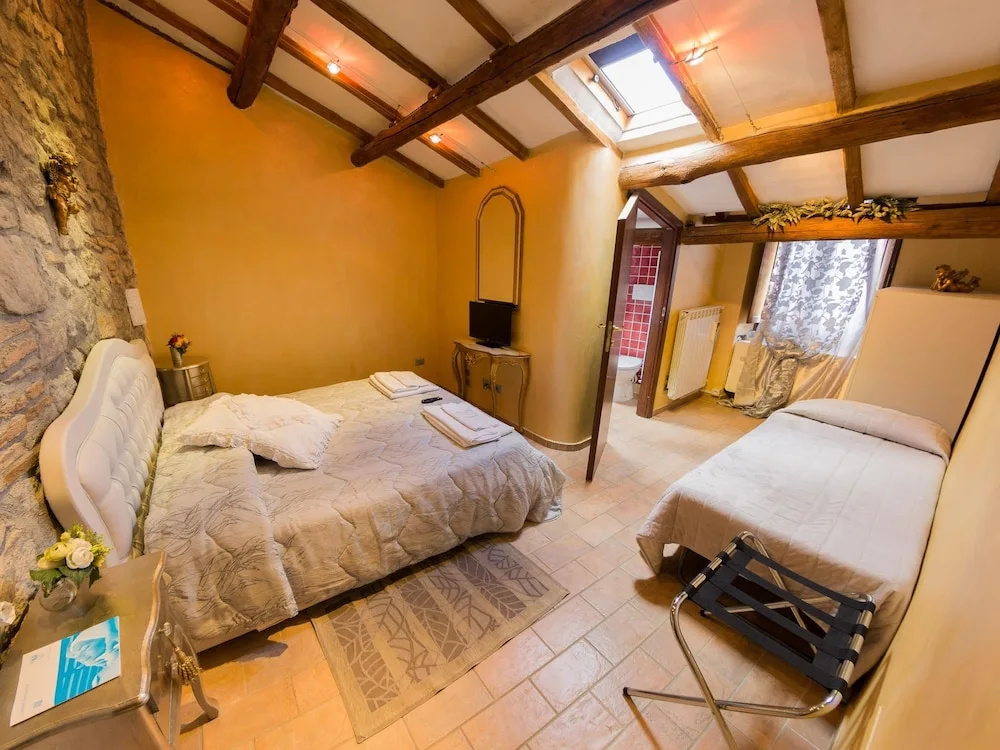 Standard Double room with city view (full double bed)