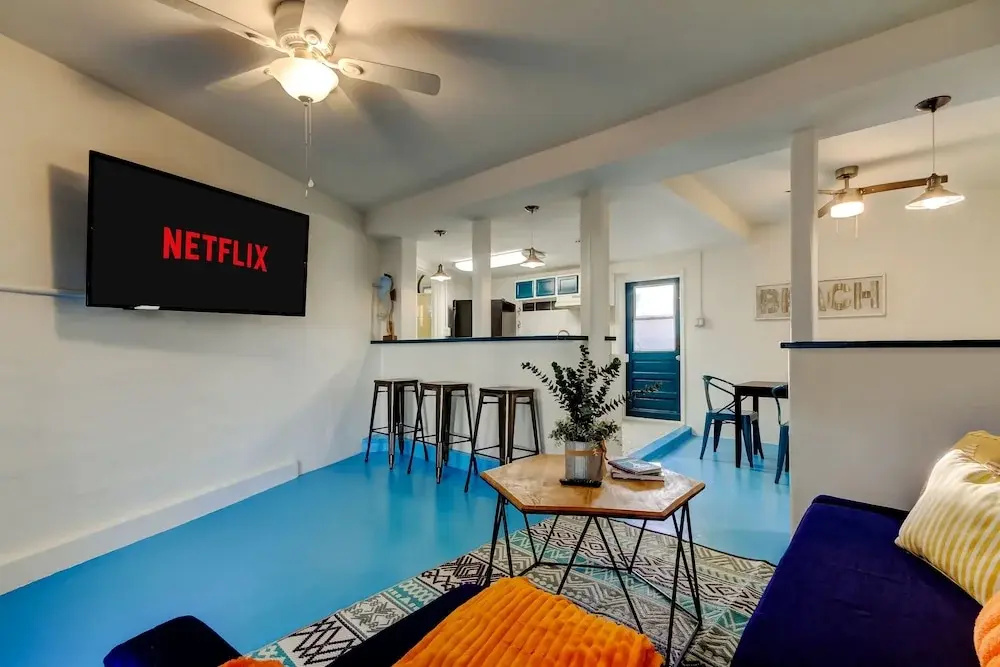 Simple Modern Gem 2 Blocks to Beach Pet Friendly