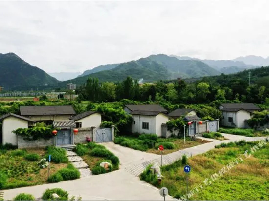 Scenery Retreats (Qinling Mount Taibai Hot Spring Retreat) - фото 2