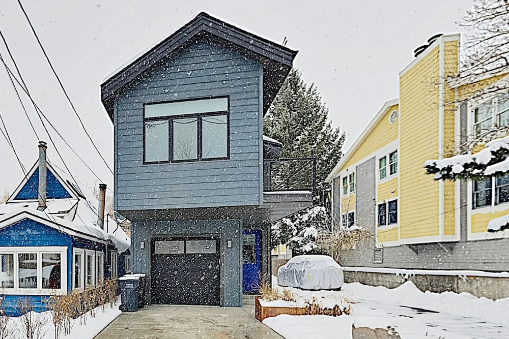 Brand-new W/ Private Hot Tub, Walk To Lift! 3 Bedroom Home