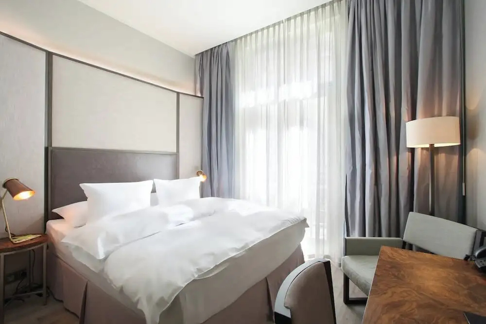 Double Dom (full double bed) (queen size bed)