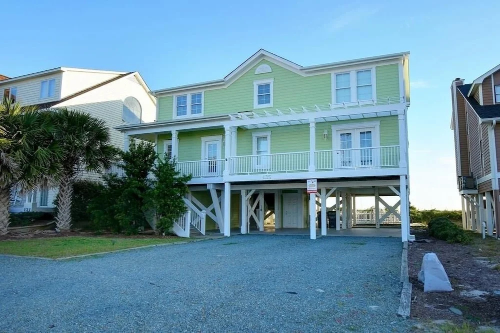 Sweet Dreams Private  4 Bedroom Home by RedAwning