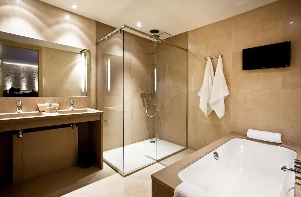 Deluxe Double room (full double bed)