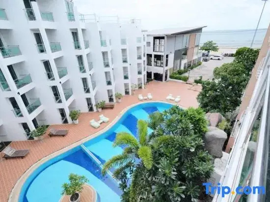 Deluxe Double room with pool view (twin beds)