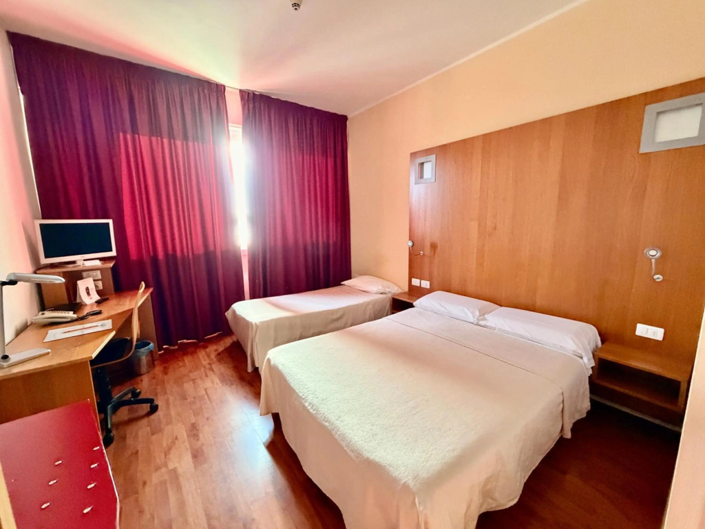 Hotel Executive — 4