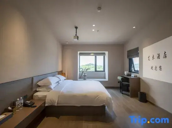 Deluxe Double room with courtyard view (full double bed)