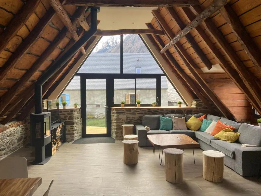 5 Bedrooms Cottage