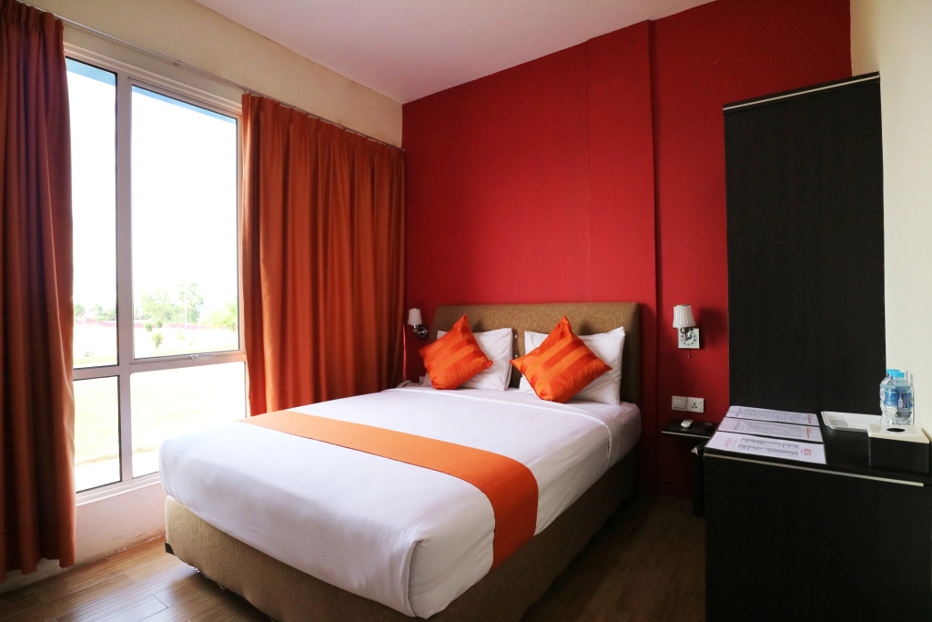 Blitz Hotel Batam Near Sultan Mahmud Ri'ayat Shah Mosque — 3