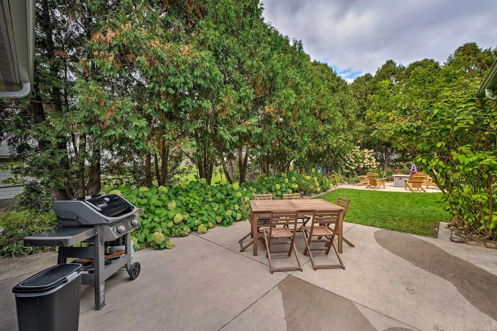 Airy Cottage Close to Rock Lake w/ Fire Pit!